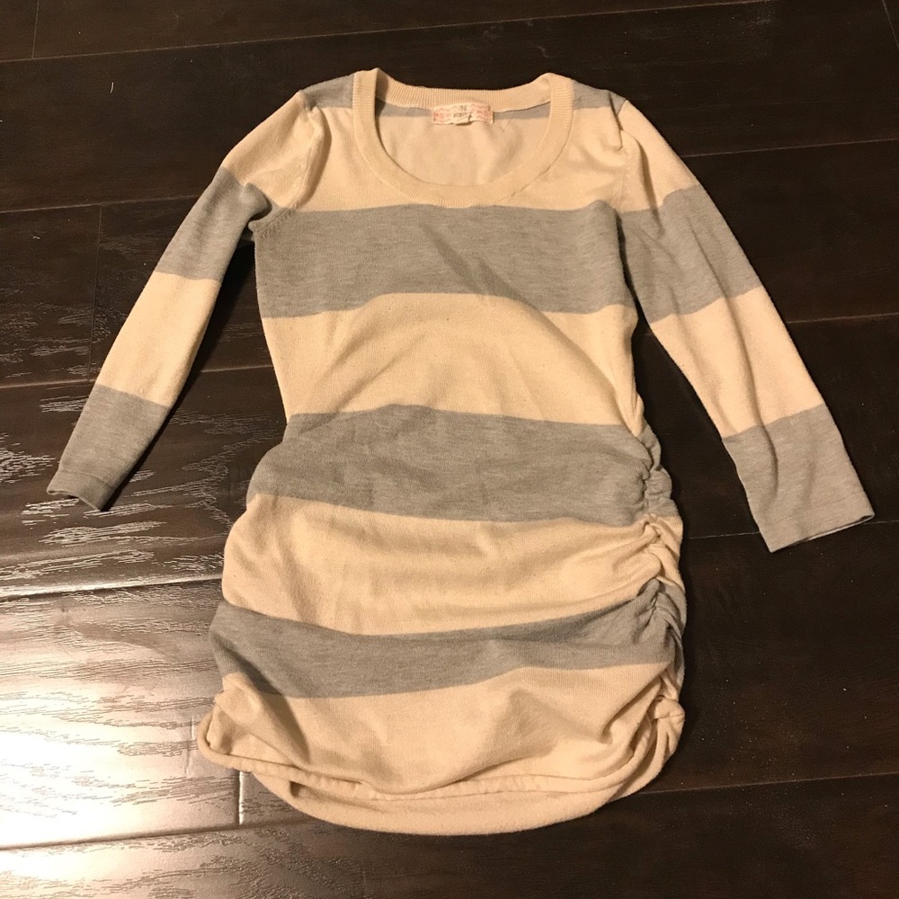 Small cream and gray 3/4 sleeve sweater